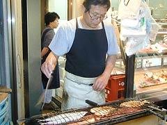 マイペースな親父さんが、一生懸命店頭で魚を焼いています。