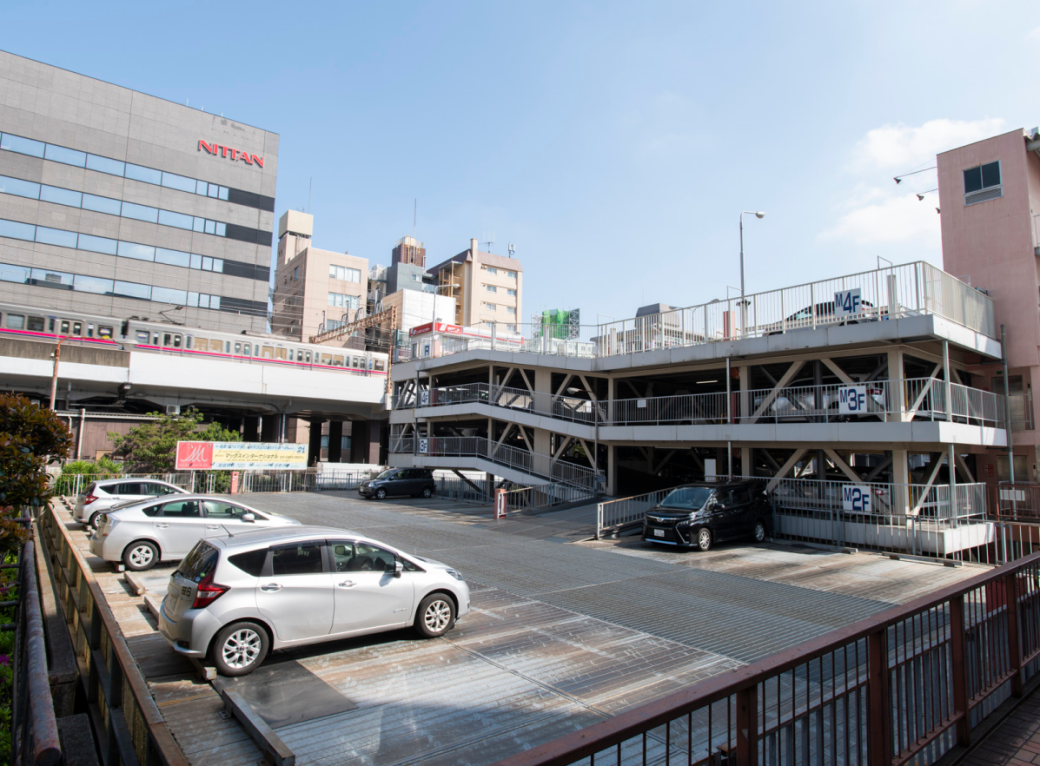 ゆとりある駐車場と駐輪場を併設