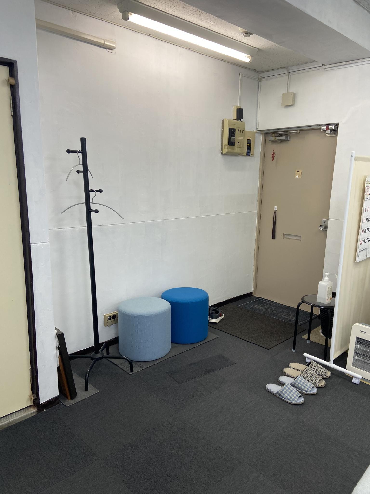 お店に入ったところに可愛いスツールがあります