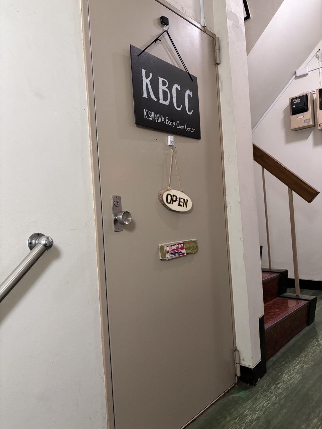 階段上がってすぐ左がお店の入口です