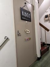 階段上がってすぐ左がお店の入口です